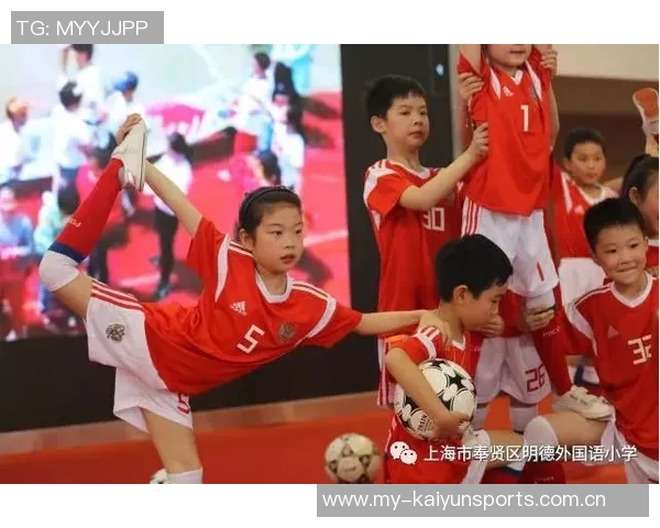 陈亦明：从青涩少年到足球明星的成长之路与辉煌成就